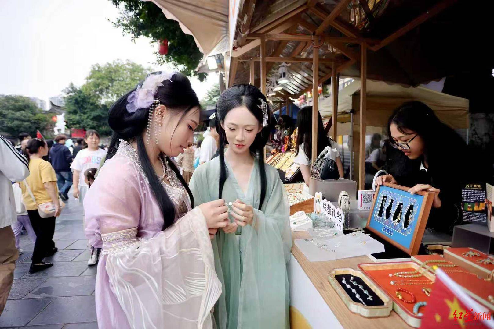 热销游客把“带得走的成都”装进行囊pg电子免费模拟器“成都礼物”假期