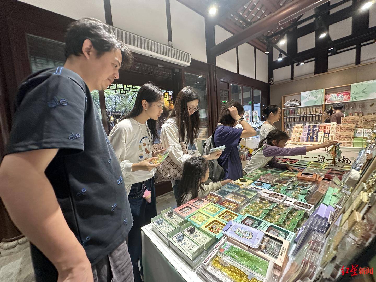 热销游客把“带得走的成都”装进行囊pg电子免费模拟器“成都礼物”假期(图2)