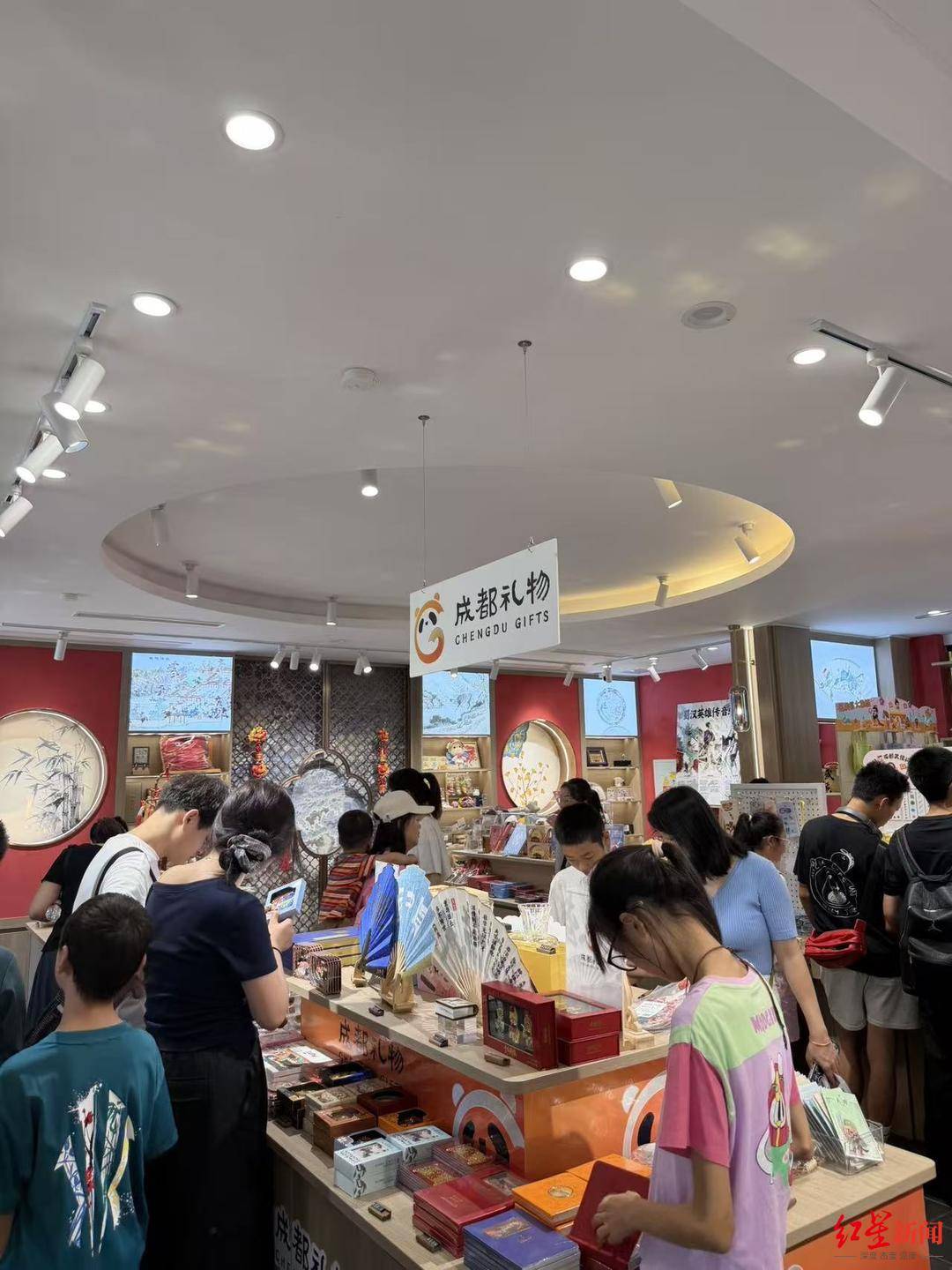 热销游客把“带得走的成都”装进行囊pg电子免费模拟器“成都礼物”假期(图4)