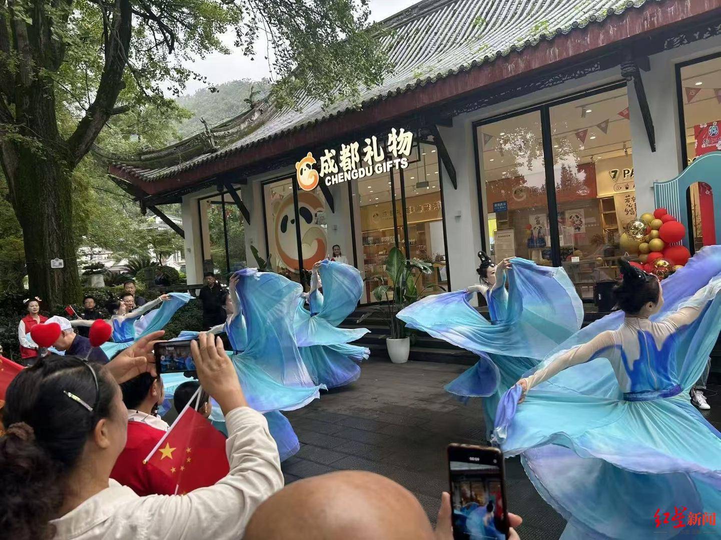 期热销游客把“带得走的成都”装进行囊pg电子试玩网站免费“成都礼物”假(图5)